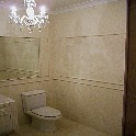 Okładziny ścian łazienki oraz posadzka marmurowa